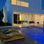 Jumbo Villa, Paje