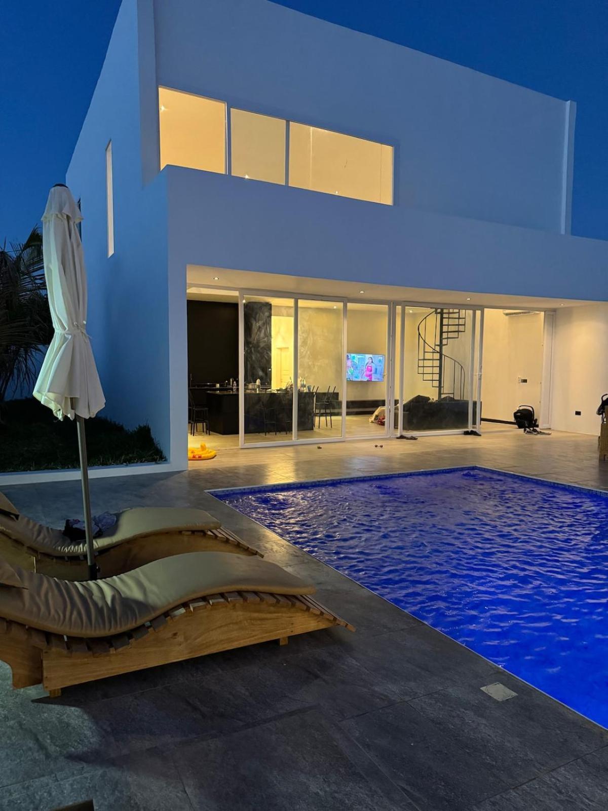 Jumbo Villa, * Paje