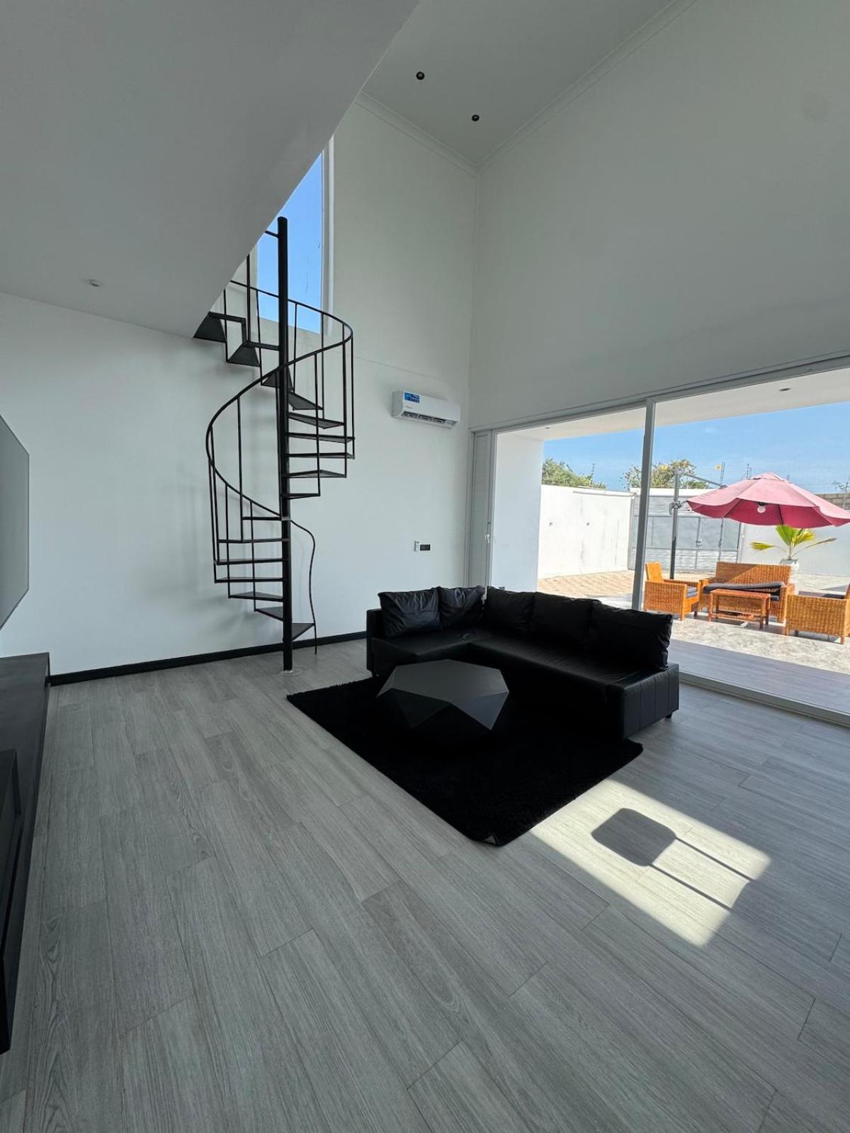 Jumbo Villa, *